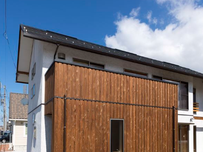 外壁に無垢材を張り質感を出した特徴ある外観