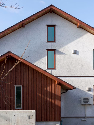 切り妻屋根のバランスのとれた外観