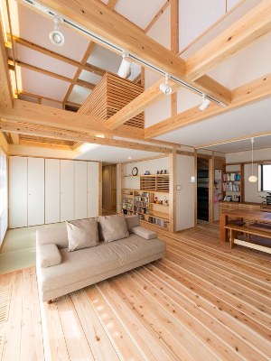 梁をあらわしにし、吹抜け、大空間のリビング