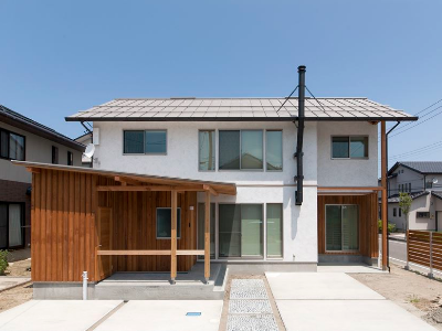 無垢の杉材で自転車小屋を隣接した外観