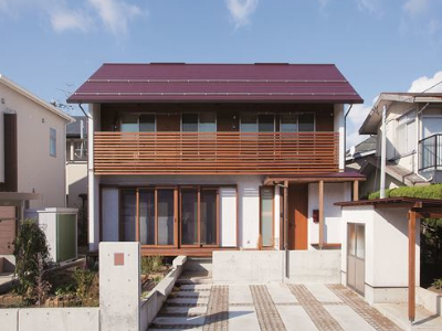 バルコニーの無垢材がアクセントになる外観