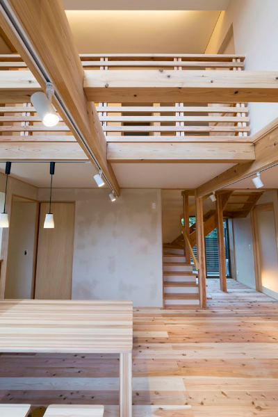 梁をあらわしにし木組みを見せた木の空間