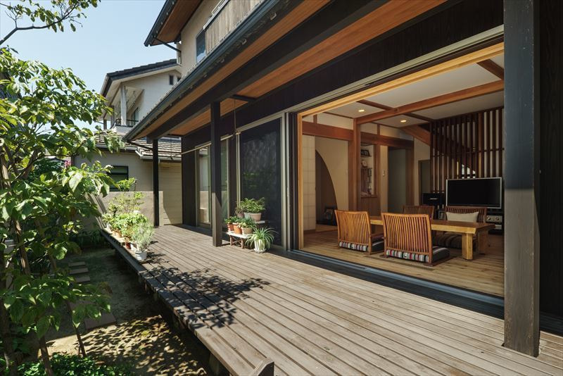 大開口を開け放てばリビングとひと続きになるウッドデッキ