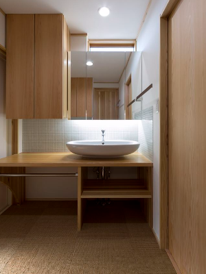 オーダーメイドの洗面台、造作家具で設えた洗面室